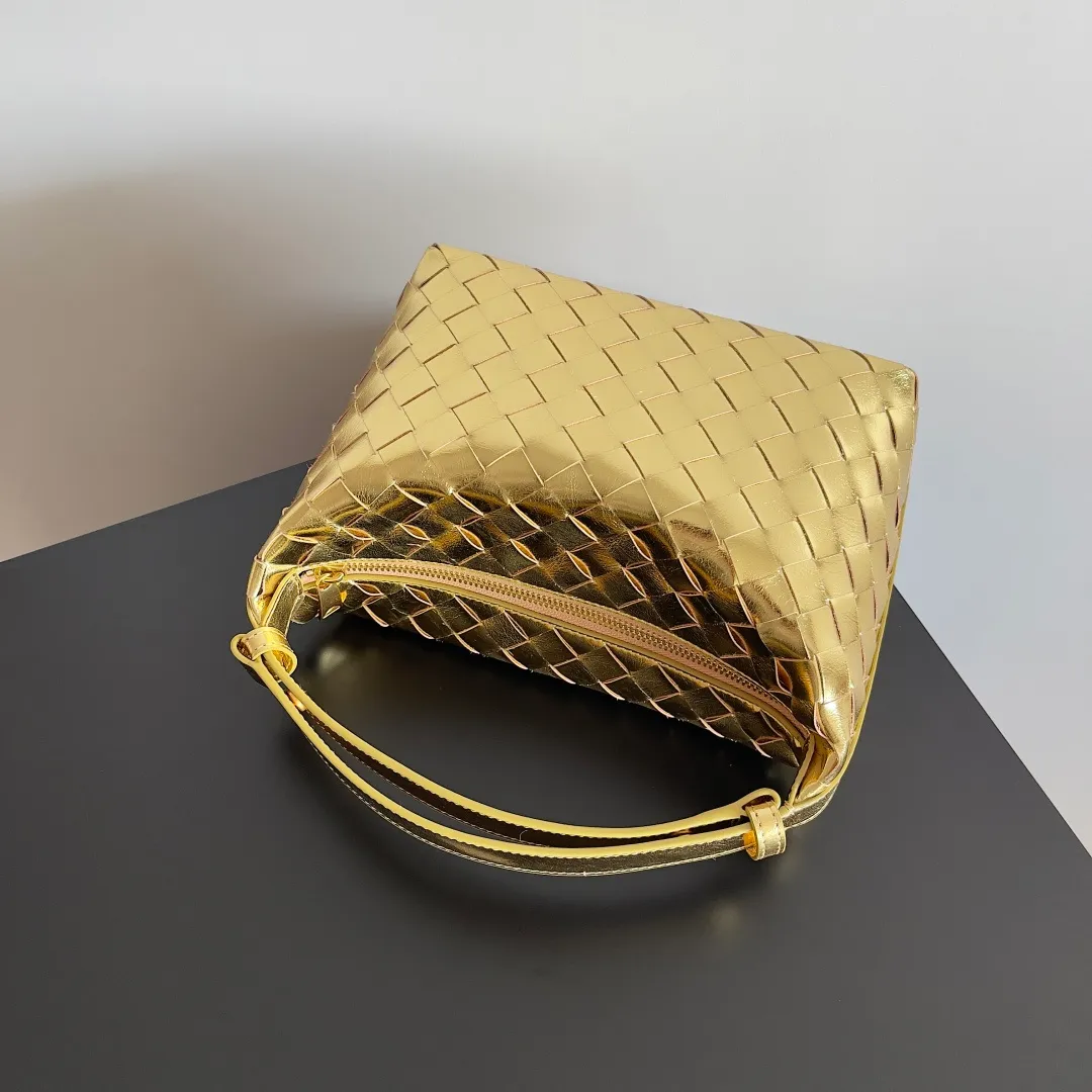 Batch 1360 It is predicted that BV Bottega’s lunch bag will be popular again this year. The entire bag is made of top nappa lambskin, which is very soft and lightweight. It also uses the intrecciato weaving process that the two founders spent several months developing from the beginning of the brand. It is completely hand-woven by Italian craftsmen. It perfectly reflects the craftsmanship of Bottega. The entire bag shape is also a very practical and popular lunch box bag type. The slightly curved arc of the bag mouth can also better fit our wrists. Style number: 754443 Size: 22*13*9